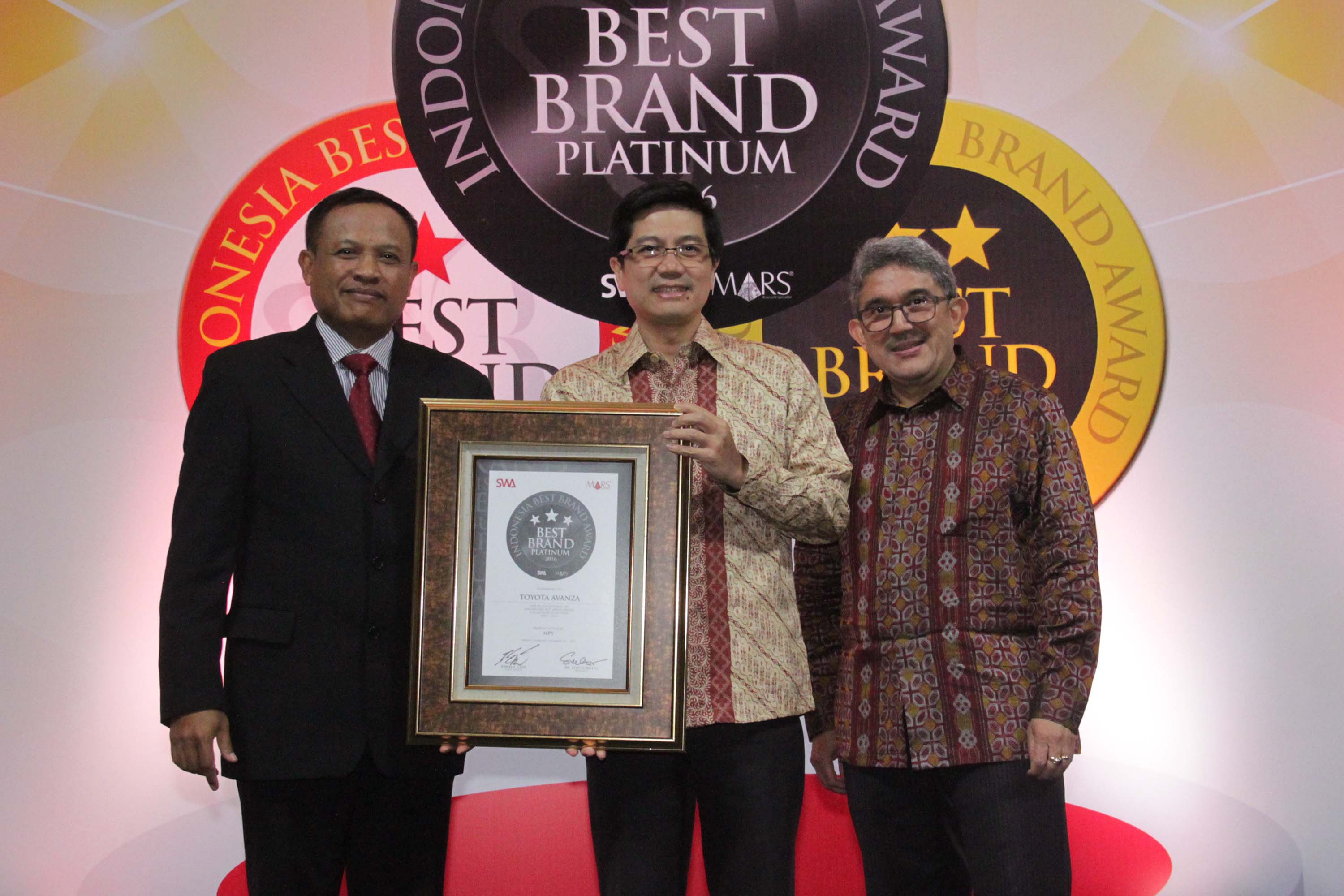  Vice President Director PT Toyota-Astra Motor Henry Tanoto (tengah) menerima penghargaan Best Brand Platinum  2016 dari Chairman MARS Indonesia Asto Subroto (kiri) didampingi Chief Editor Swa Kemal E Gani, di Jakarta, Kamis (15/9/2016) malam    